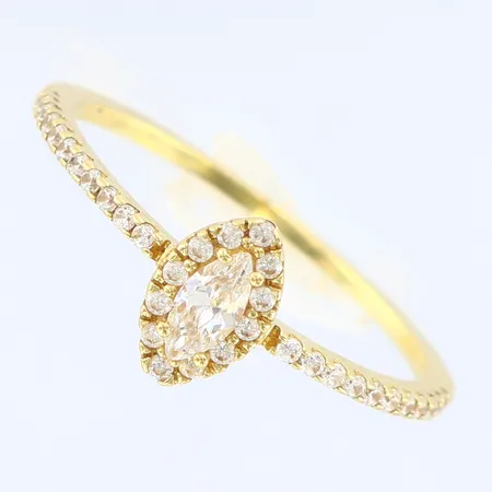 Ring vita stenar Guldfynd stl:17 bredd 0,9-7,5mm, 18K Vikt: 1,3 g