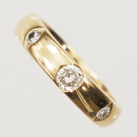 Ring med diamanter 2xca0,04ct 1x0,20ct gammalslipad större nagg på rondisten stl:16¾ något lös sten gravyr 18K Vikt: 7,4 g