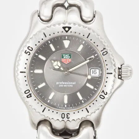 Armbandsur Tag Heuer Professional 200 Meters stål refnr: WG1213-K0 boettnr: WZ8369 Quartz datum Ø: ca 32mm länk: ca 17cm viklås stålarmband länkreferens: BA0474-00 defekt krona går ej batteribyte behövs inga tillbehör Vikt: 0 g