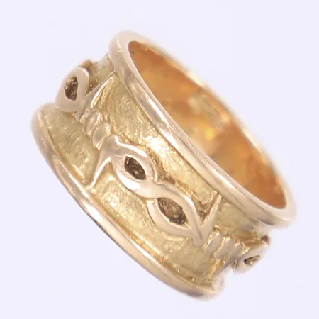 Ring med dekor i relief stl 18½ bredd 10mm 18K Vikt: 11,6 g