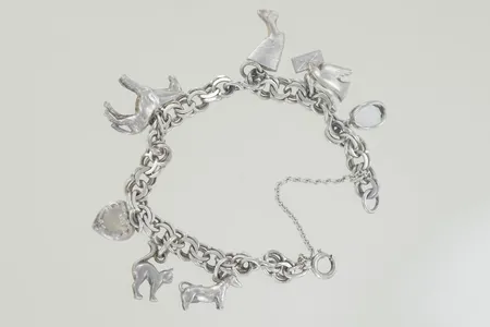 Armband bismark med berlocker längd 17 cm bredd 7 mm, silver Vikt: 22,2 g