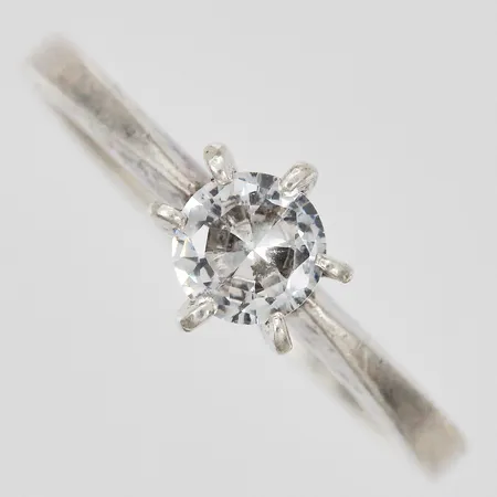 Ring med vit sten stl: 15½ bredd: ca 1-5mm silver 925/1000 Vikt: 1,3 g