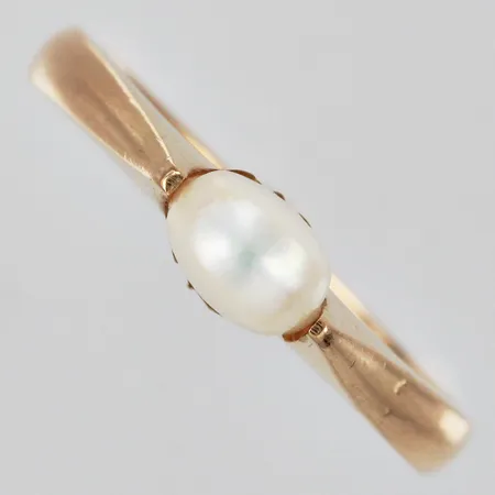 Ring med sötvattenspärla defekt pärla stl: 17¾ bredd: ca 2-4mm 18K  Vikt: 4,1 g