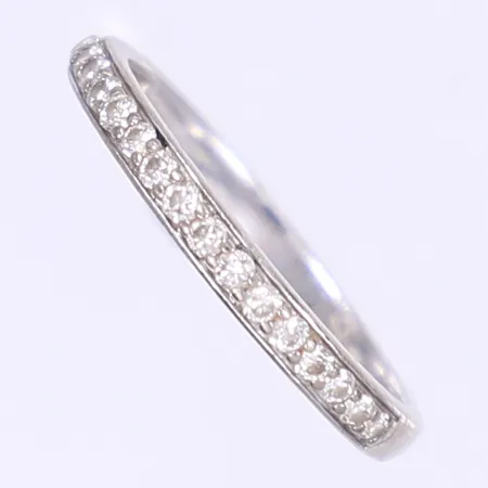 Ring med diamanter 16 x ca 0,01ct stl 16¾ bredd 2mm vitguld 18K Vikt: 2,3 g