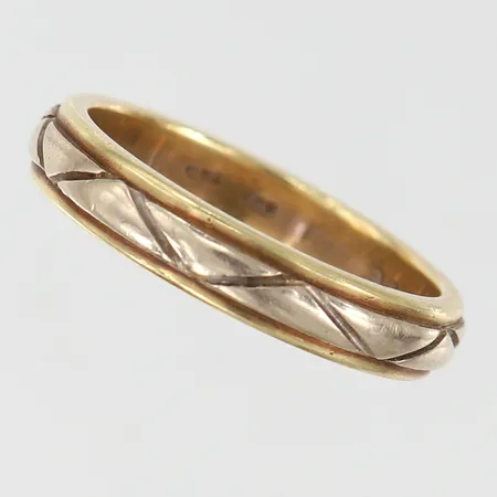 Ring stl:21 bredd 4,5mm tvåfärgad gravyr 14K Vikt: 7,6 g