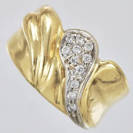 Ring med vita stenar stl:16½ bredd: ca 3-12mm 18K Vikt: 7,4 g