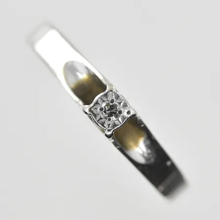 Ring med vit sten GFAB stl:18, bredd 2-3mm, vitguld, 18K. Vikt: 1,7 g