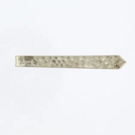Slipsnål hammrad, längd 55mm, bredd 6mm, 925/1000 Silver Vikt: 7,8 g