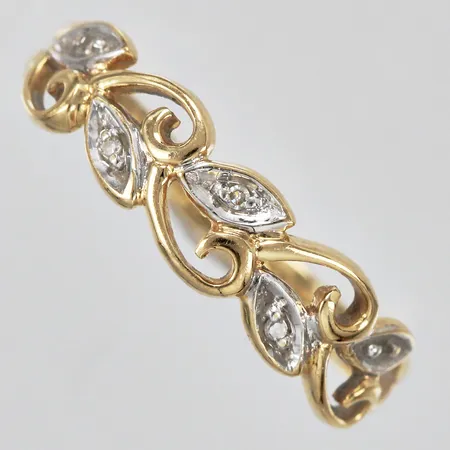 Ring med diamanter ca 4x0,005ct saknar en diamant stl: 17 bredd: ca 2-4mm GHA 18K Vikt: 1,6 g