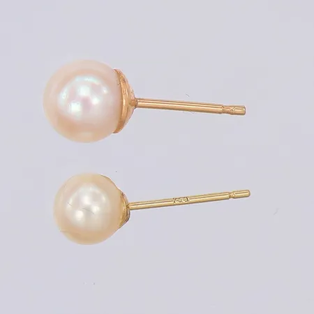 Två udda örhängen odlade saltvattenpärlor 5/6mm, saknar stoppar, 18K Vikt: 0,9 g