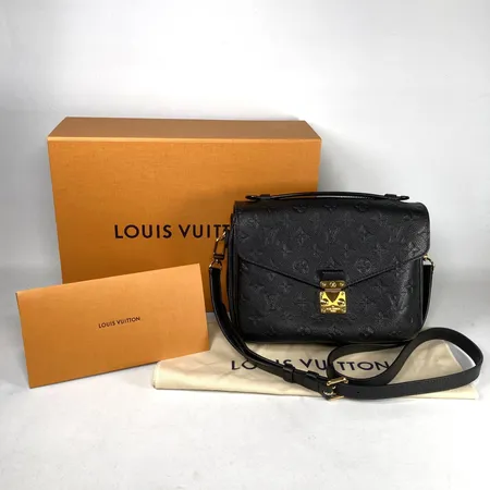 Handväska Louis Vuitton, Pochette Métis, svart monogramcanvas, refnr: M41487, beslag i gulmetall, mått ca 25 x 19 x 7 cm, avtagbar axelrem, bruksslitage, lätt slitage på lås, kvitto från år 2023, dustbag, kartong 