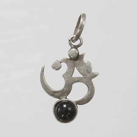 Hänge med sten längd ca 30mm, bredd 16,5mm, 925/1000 silver Vikt: 1,7 g