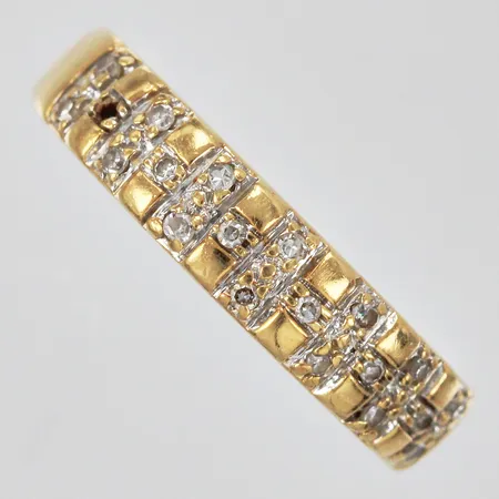 Ring med diamanter ca 19x0,005ct GHA stl: 15¾ bredd: ca 4mm en diamant saknas graverad 18K Vikt: 2,9 g