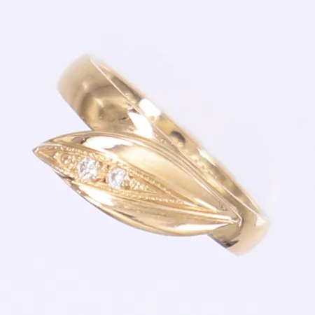 Ring med dia totalt 0.02ctv enl gravyr stl 14¼ bredd 3-6 gravyr 18K Vikt: 3 g