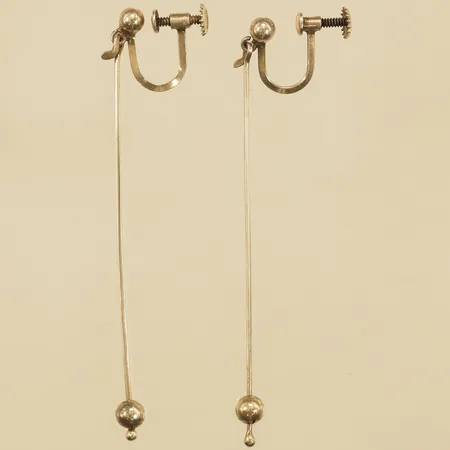 Örhängen längd 67,5mm bredd 4,1mm skruvlås silver 835/1000 Vikt: 2,4 g