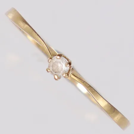 Ring med vit sten, stl 16¾ bredd 1,25-1,75mm, 18K 0,6g Vikt: 0,6 g