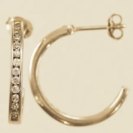 Ett par örhängen med vita stenar 22mm 925/1000 silver Vikt: 4 g