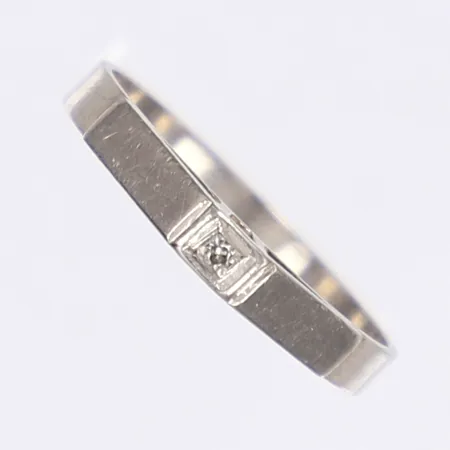 Ring med dia ca 0,01ctv stl 16¾ bredd 2,5mm svenska stämplar vitguld 18K Vikt: 2,1 g