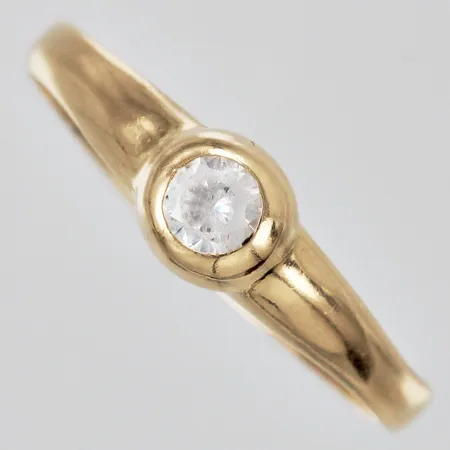 Ring med vit sten stl: 19½ bredd: ca 2-4mm något skev skena GFAB 18K Vikt: 2,1 g