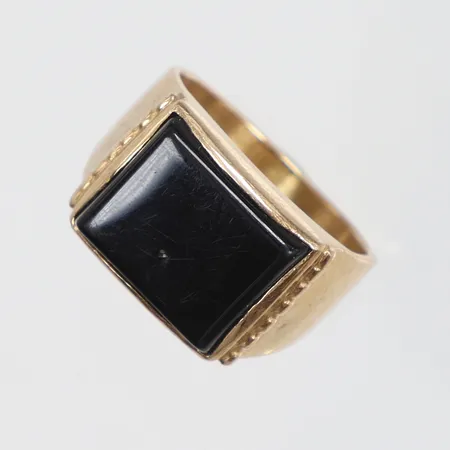 Klackring med svart sten/onyx, stl 16 bredd 4-11mm, 18K 7,4g totalt