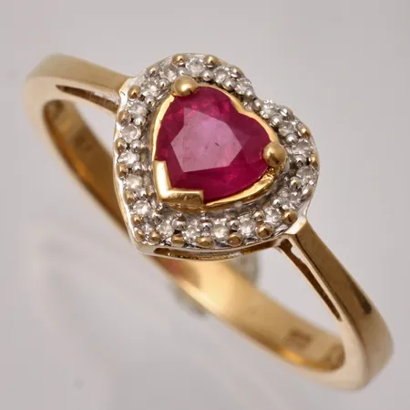 Ring stl:17¾, bredd 2,3-8,9, rubin och diamanter, Guldfynd, 18K, 3,1g.