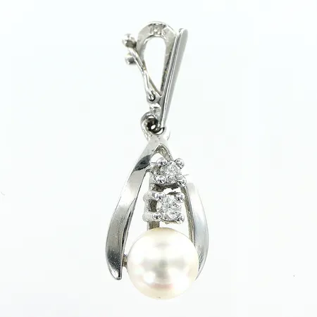 Hänge diamanter 2 x ca 0,03ct odlad pärla 6mm, längd 25x9mm vitguld, öppningsbar ögla 18K.  Vikt: 1,9 g