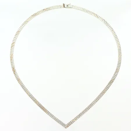 Collier V-format ca 42cm, bredd 4mm, mönstrat, silver 925/1000 Vikt: 19,1 g
