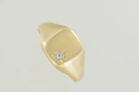 Ring med sten stl:21½, bredd 12 mm lite ojämn skena, 18K Vikt: 8,3 g