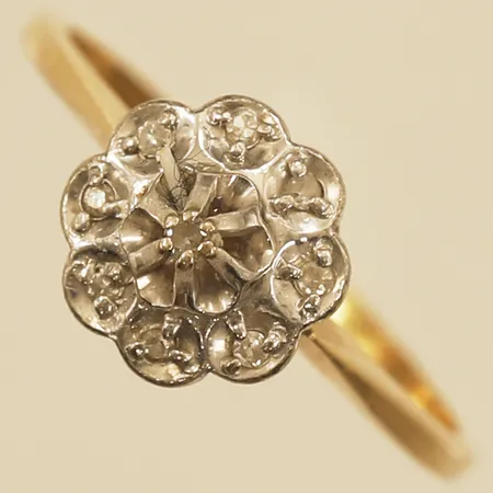 Ring med vita stenar stl:15½ bredd 1,2mm 18K Vikt: 1,9 g