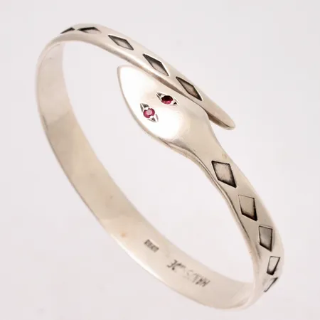 Armring 21cm, bredd 6,3-13,3mm, 2st röda stenar, silver 925/1000, 37,85g.