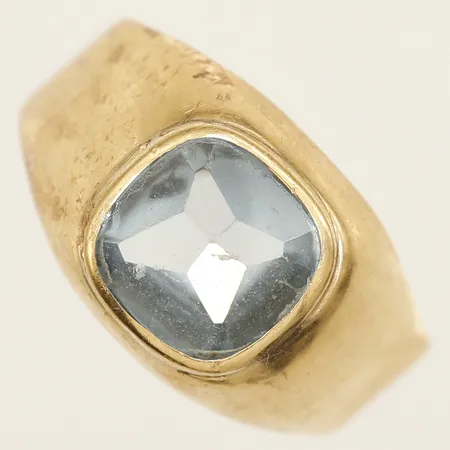 Ring med blå sten stl 17¾ bredd 10,8mm, större ojämnheter på skenan, 18K Vikt: 2,3 g
