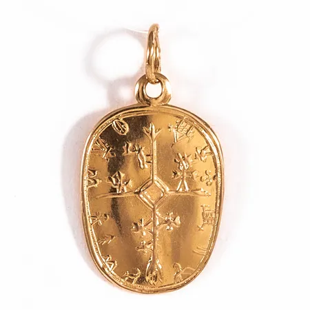 Hänge spåtrumma bredd 10,8mm längd 20mm, text baksida Spåtrumma Åsele typ, 18K 1,0g.