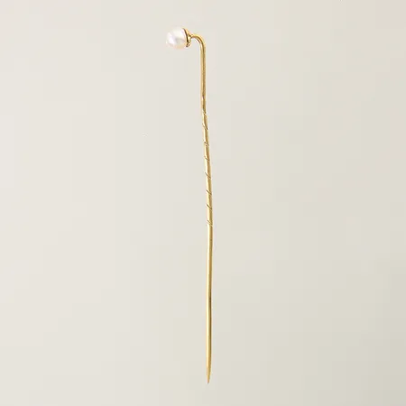 Kravattnål med odlad pärla 59x3,7mm böjd nål 18K Vikt: 0,8 g