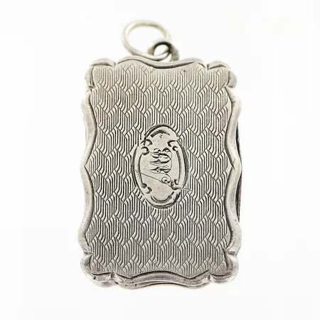 Hänge luktdosa troligen England 1800-tal, perforerat innerlock, förgyllning, graverad dekor, monogramgravyr på lock, längd 35mm, bredd 19mm, silver 925/1000 Vikt: 9,7 g
