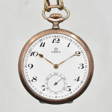Fickur Omega Ø49mm, boettnr 9060322, serienr 8169922, gravyr på bakboett, troligen utbytta visare, gångjärn av på baksida/avtagbar, klockkedja i metall, fungerade vid testtillfället, silver 800/1000, bruttovikt 81,0g.