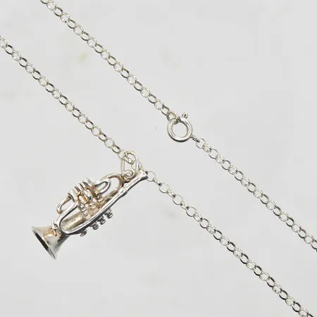 Kedja med hänge trumpet längd 73½cm, länkens bredd 3mm, silver. Vikt: 10,8 g