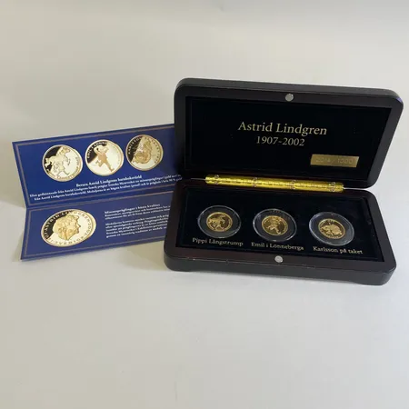 Tre Guldmynt "Pippi Långstrump 1945" "Emil i Lönneberga 1963" "Karlsson på taket 1955" numrerad 0014/1000 Ø22mm etui 21K. Vikt: 26 g