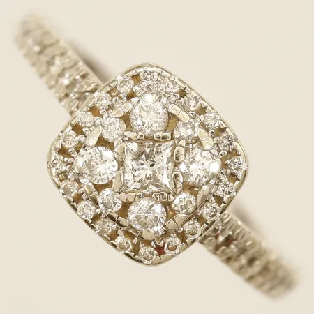 Ring med diamanter ca 0,35ctv stl:17½ bredd 9,2mm 14K Vikt: 3,9 g