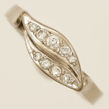 Ring med diamanter 0,17ctv enligt gravyr stl:18 bredd 6,1mm, smärre ojämnheter på skena, vitguld 18K  Vikt: 2,9 g