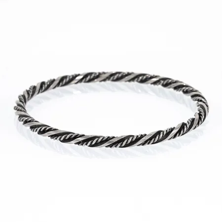 Armring i silver. Innerdiameter 70 mm. Bredd 4,8 mm. Stämplad ASA (Asa-Silver Tage Linde), F9 (1956), kattfot, S. Vikt 24,2g.