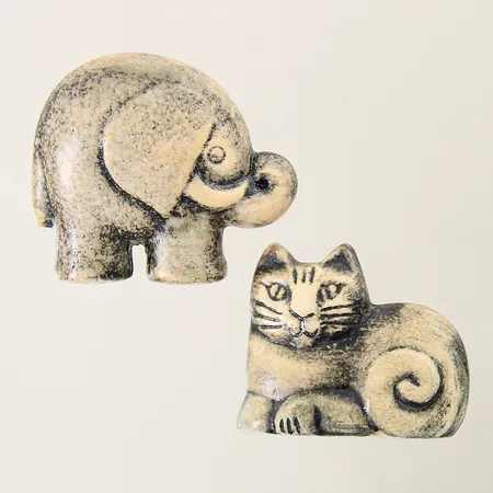 Figuriner två stycken miniatyrer katt och elefant av Lisa Larson höjd 3-4cm signerade