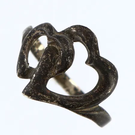 Ring med hjärtmotiv stl:18 bredd 2-14mm silver 925/1000 Vikt: 2,3 g