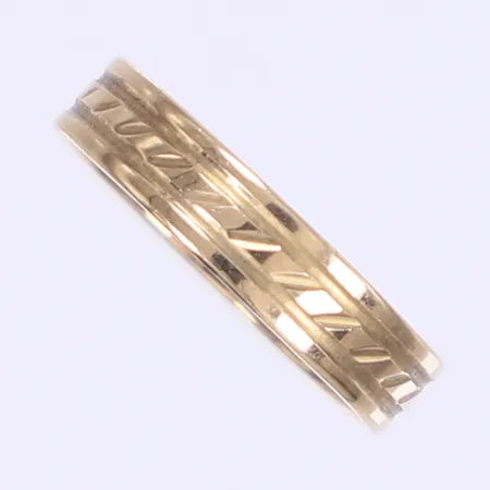 Ring med präglad dekor stl 16¾ bredd 4mm 9K Vikt: 2,1 g