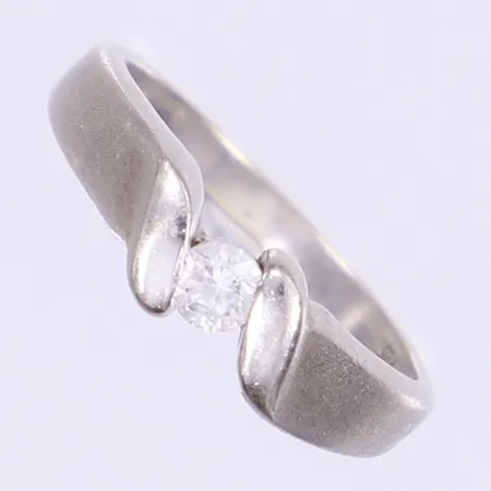 Ring med vit sten stl 16½ bredd 2-5mm silver 925/1000 Vikt: 2,1 g
