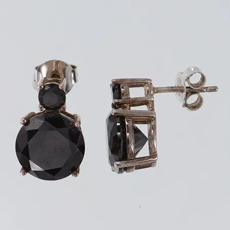 Ett par örhängen med svarta fasetterade stenar 14x10mm Silver 925/1000. Vikt: 5,4 g