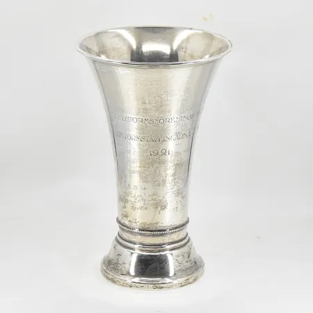 Pokal Örebro Landstormsförenings Hederspris, Rikslandstorms Tävlingarna I Malmö 1921, höjd ca 21cm Ø13cm, tillverkad S7/1920 av K.Andersson, silver. Vikt: 328,6 g