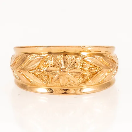 Doserad ring med blomdekor stl:19 bredd 4,5-10mm, Stämplad BEH (Bengt Hallberg Guldsmeds AB, köping),18K 6,8g.