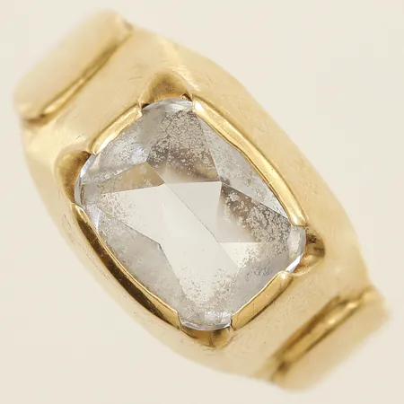Ring med syntetisk spinell stl:18 bredd 10,7mm 18K Vikt: 4,3 g