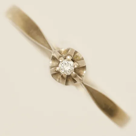 Ring med diamant 0,03ct enligt gravyr stl:19¼ bredd 1,7mm vitguld 18K Vikt: 2 g