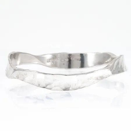 Stelt hamrat armband i silver 925/1000. Innermått 63 x 65 mm. Bredd 6 - 10 mm. Tillverkat 1990 av Jan Eve Stengårds Silversmide i Visby. Vikt 35,5g. Originalask medföljer.